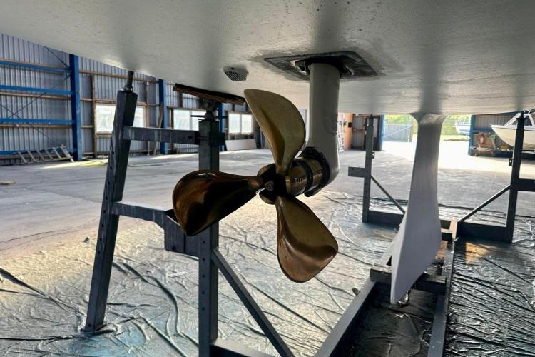 Propeller of a 2006 Bavaria Cruiser 46 yacht in a maintenance facility.