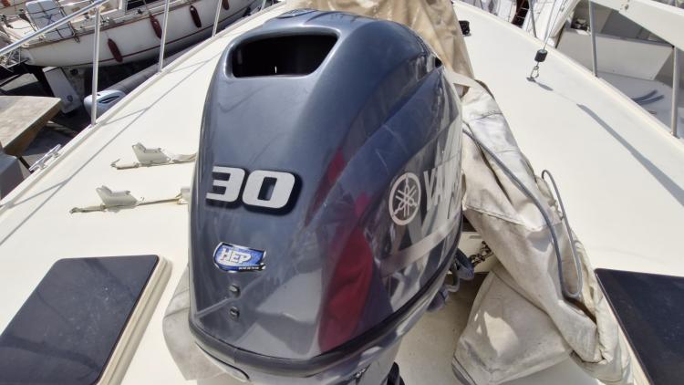 hatteras-60-my-bateau-marseille-11-6839c2f853db4148949849.jpg