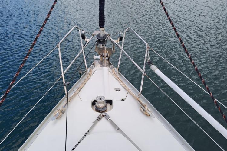 Bow view of 2000 Jeanneau Sun Odyssey 37 sailboat on calm water.