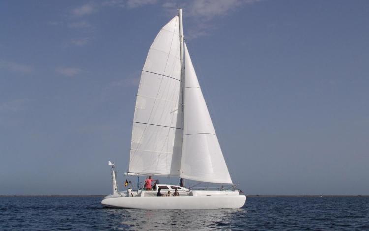 Sailboat "Polynésie 42" from 2005 on calm sea under clear sky.