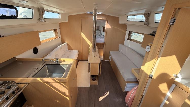 beneteau-oceanis-38-1-performance-my-bateau-cap-d-agde-44-68ee5ff88d194784501447.jpg