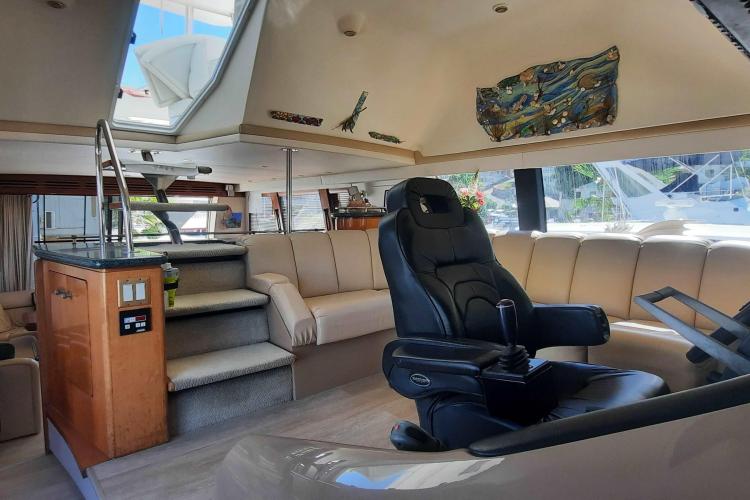 Luxurious interior of 2000 Carver 530 Voyager Pilothouse with leather seating and modern controls.