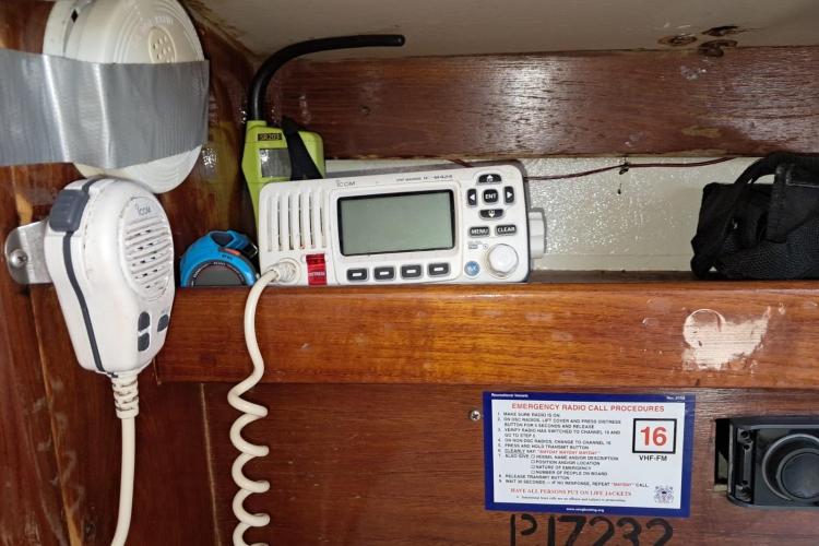 1986 Dufour CATALINA boat interior with radio equipment and emergency procedures.