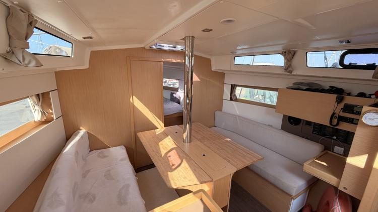 beneteau-oceanis-38-1-performance-my-bateau-cap-d-agde-46-68ee5ff8900e3734015144.jpg