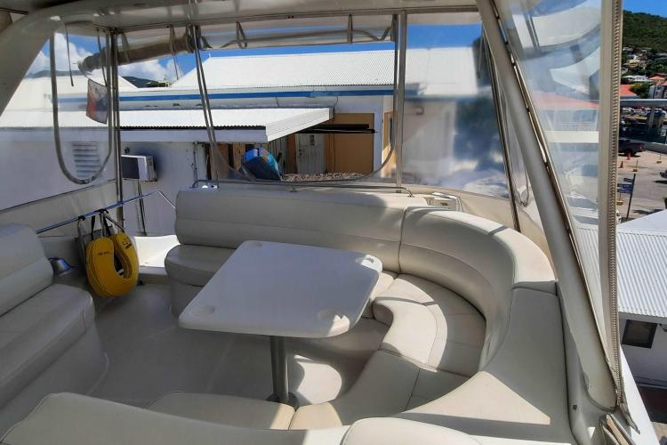 Luxurious seating area on a 2000 Carver 530 Voyager Pilothouse yacht.