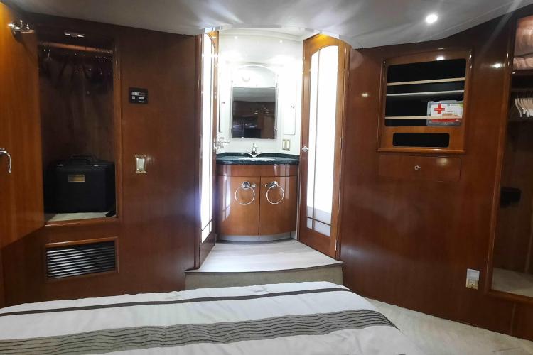 Luxurious interior of 2000 Carver 530 Voyager Pilothouse with wood finishes and modern amenities.