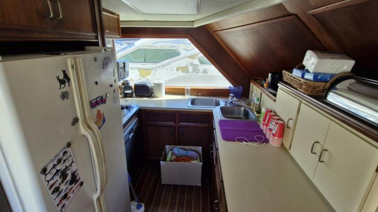 hatteras-60-my-bateau-marseille-93-6839c2f850c6b667370755.jpg