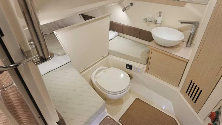 catalina-30-gallery-interior-08-well-appointed-hidden-head-68ee175dc96c9650482448.jpg