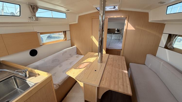 beneteau-oceanis-38-1-performance-my-bateau-cap-d-agde-45-68ee5ff88eae7745193079.jpg