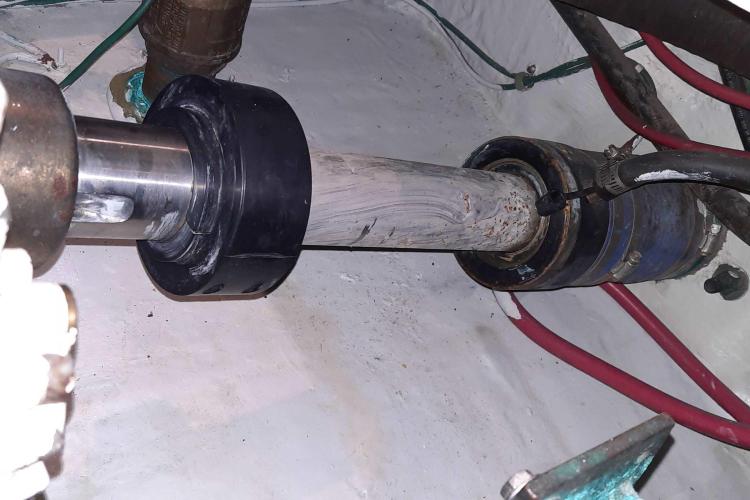 2000 Carver 530 Voyager Pilothouse engine room with visible shaft and components.